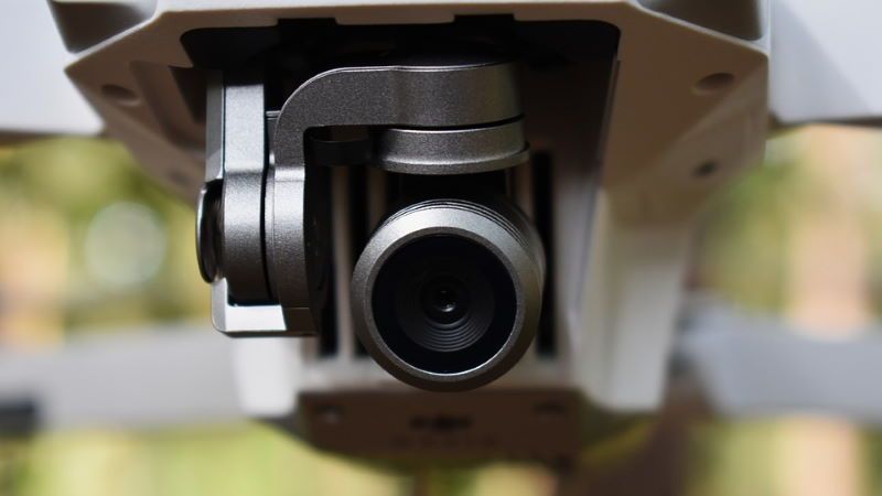caifornia drone segue bambini di ritorno da scuola