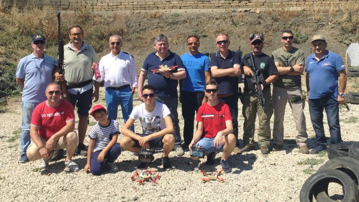 immagine di tiro al drone foto del team di piloti e sparatorifoto1
