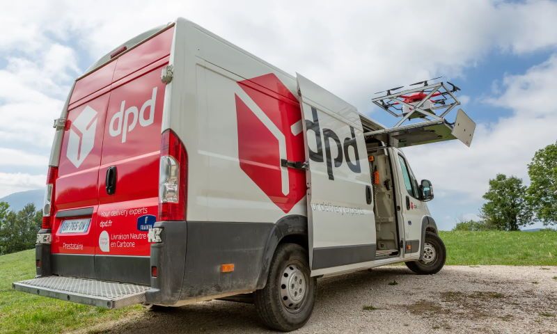 drone decolla dalla rampa estensibile