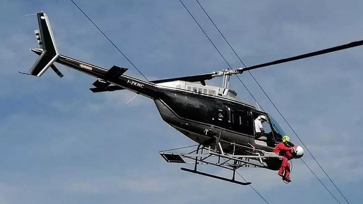 immagine di eliabruzzo posa segnalazioni su cavi alta tensione