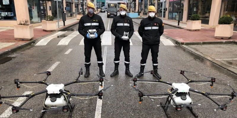 operatori spagnoli con droni per sanificare le strade