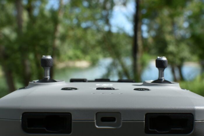 immagine di DSC 4439 mavic air 2 controller vista inferiore