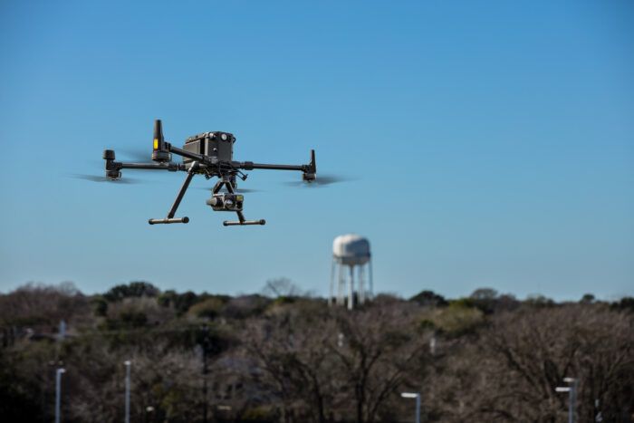 immagine di drone DJI M300 in volo w