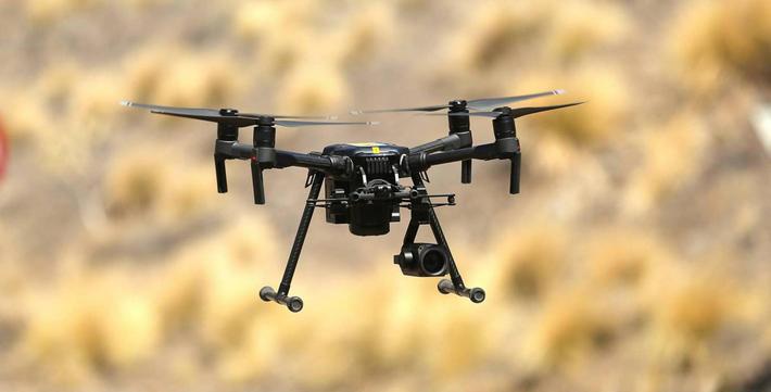 immagine di drone matrice in volo