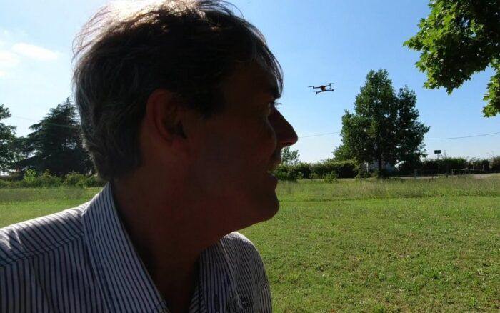 immagine di autel evo ii insegue persona. web