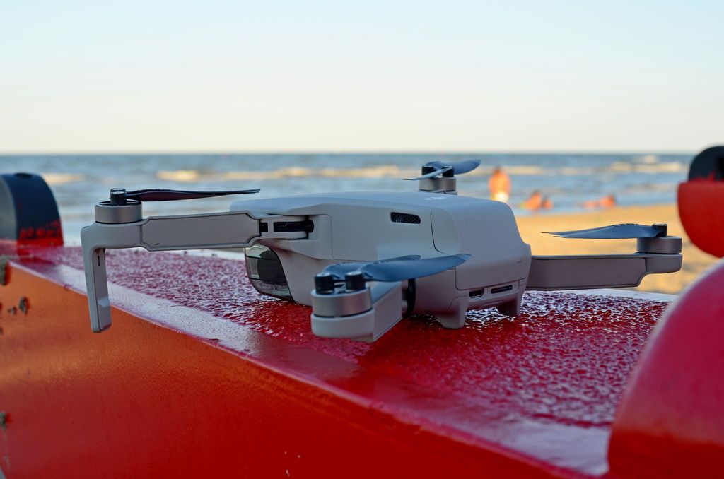 immagine di DSC 0810 drone pedalo spiaggia mare web