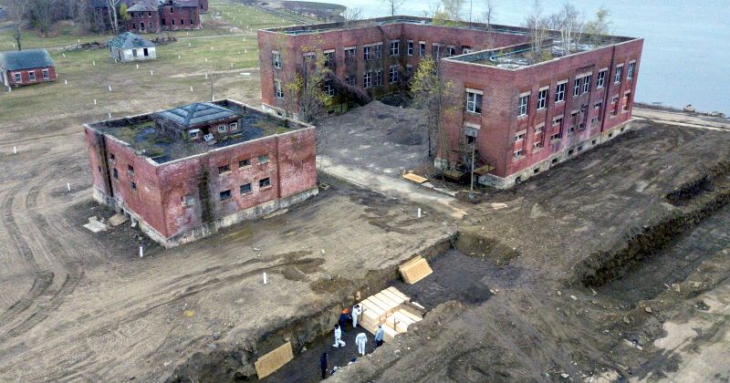 corpi interrati fosse comuni hart island new york covid