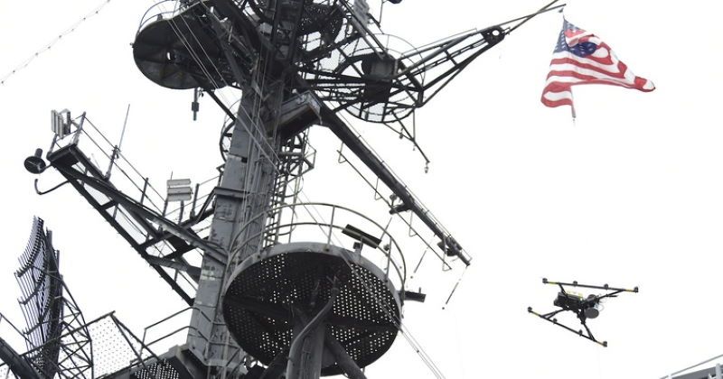 drone e nave militare americana