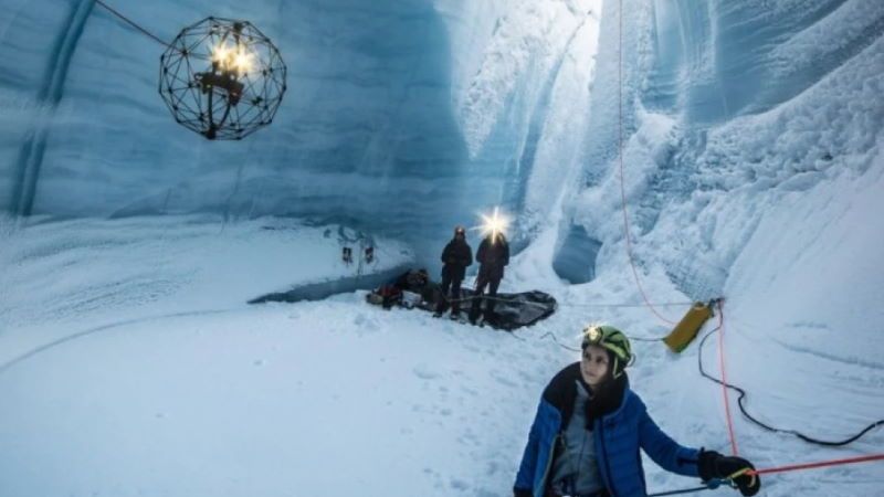 drone helios esplora caverne di ghiaccio groenlandia