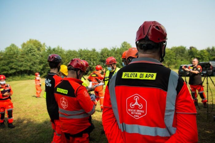 immagine di piloti apr rescue drones network w