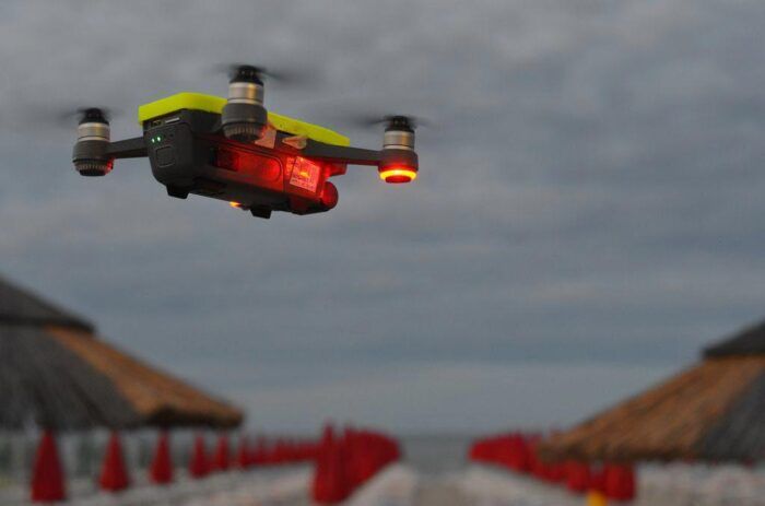 immagine di drone che vola in spiaggia