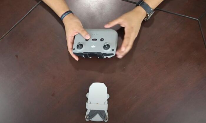 immagine di radiocomando dji mini 2