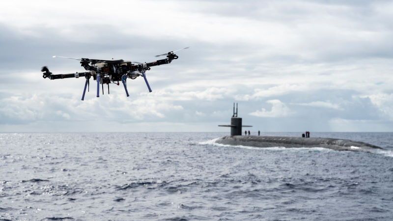 drone skyfront rifornisce sottomartino usa decollando da nave in mare aperto