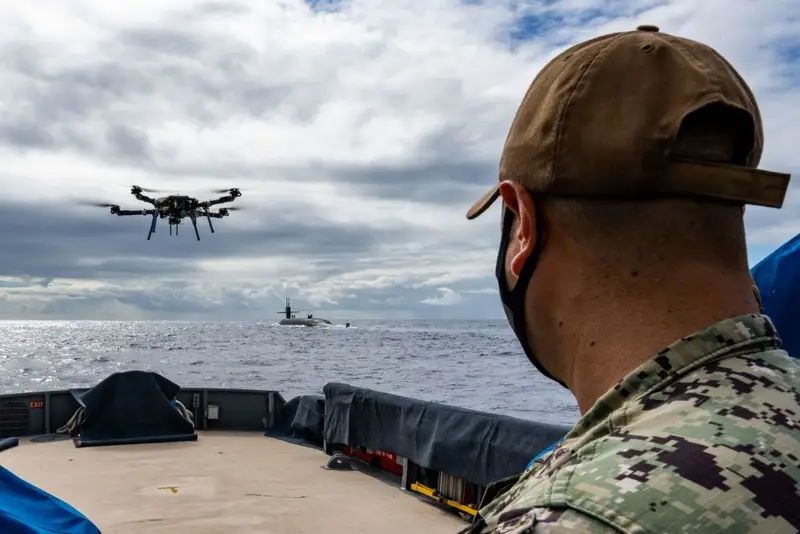drone torna sulla nave dopo aver rifornito il sottomarino
