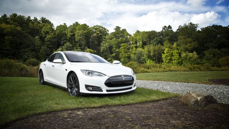 auto tesla hackerata con drone