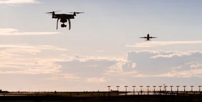 immagine di aereo e drone in volo