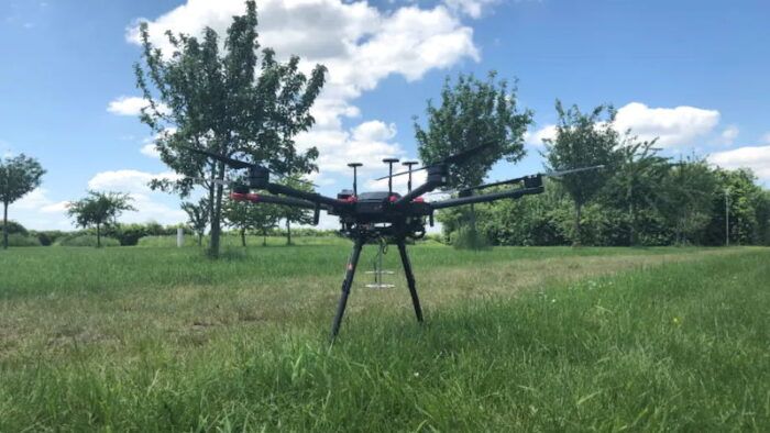 drone che capta e segue le grida umane