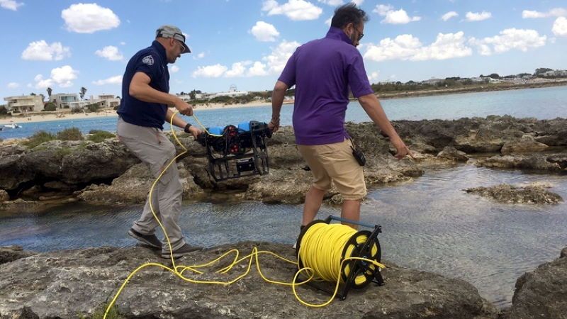 il drone subacqueo viene portato in mare