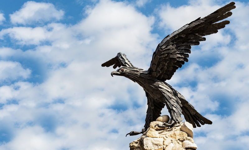 statua aquila in cima a un monte