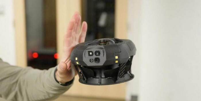 immagine di drone dronut x1 protegge le persone