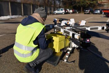 immagine di drone flyingbasket trasporto poste italiane