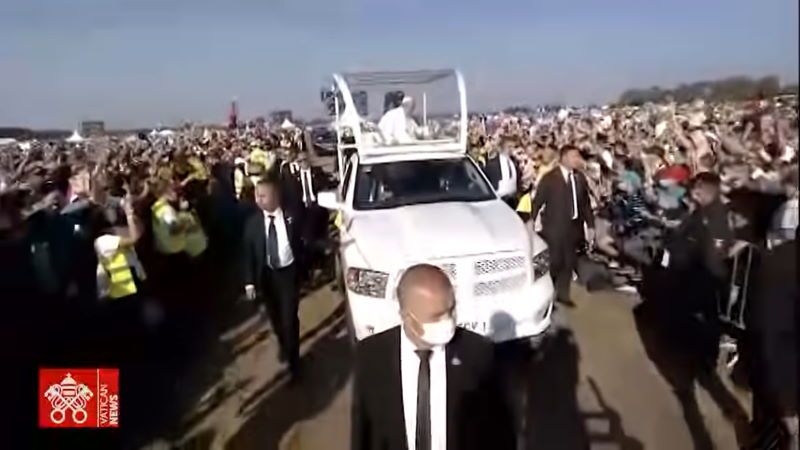 papa francesco minaccia drone