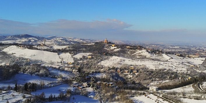 immagine di volo con drone in inverno