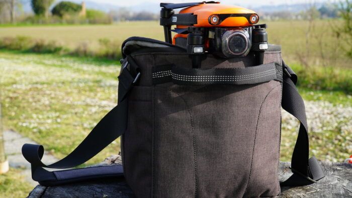 immagine di borsa e drone autel evo lite