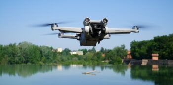 immagine di dji mini 3 pro in volo