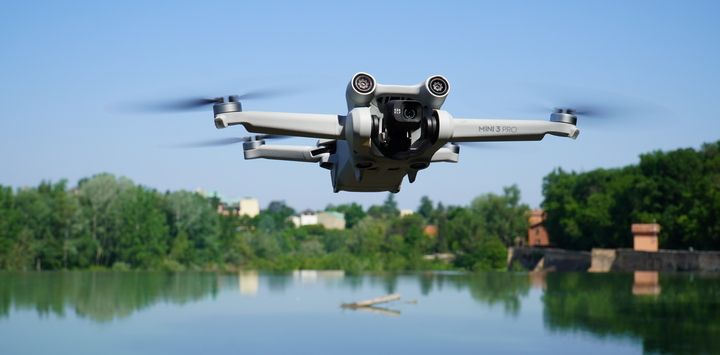 immagine di dji mini 3 pro in volo