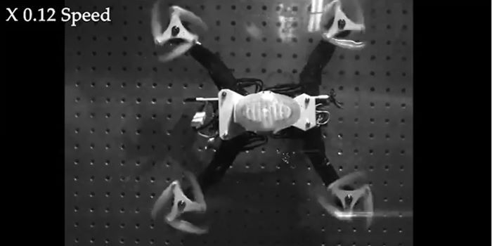 drone aria acqua che decolla sotto acqua