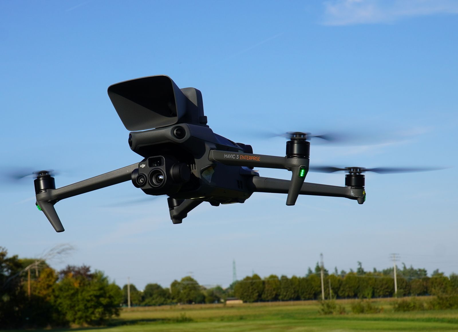 immagine di solo drone altoparlante volo w