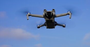 immagine di drone dji mini3 in volo