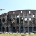 immagine di colosseo con drone in volo