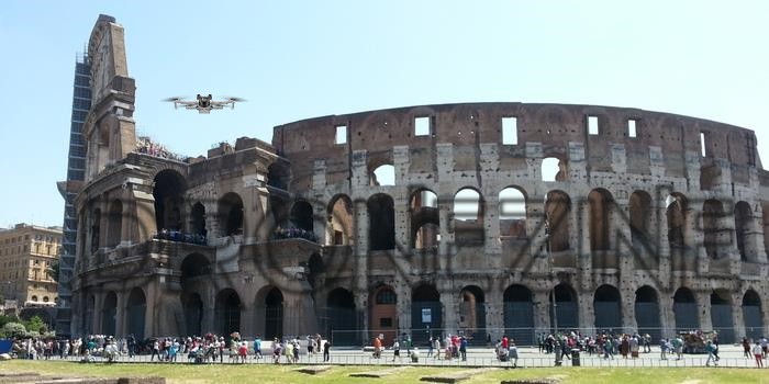 immagine di colosseo con drone in volo