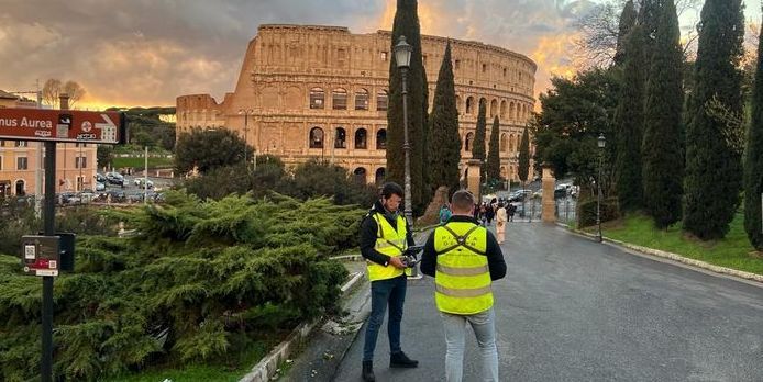 immagine di volo con drone su colosseo sequestro