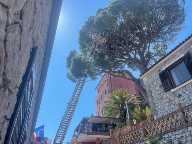 immagine di autoscala recupero drone taormina w