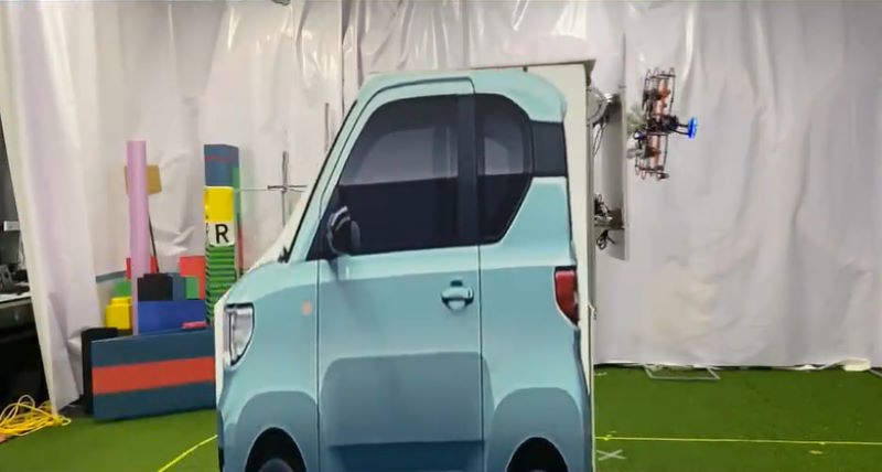 drone autostoppista attaccato piano verticale su oggetti in movimento