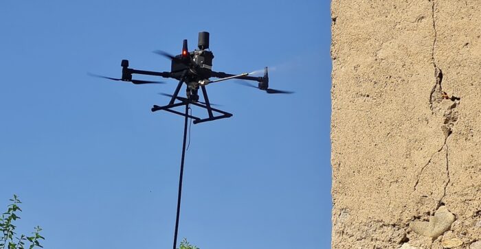 immagine di drone pulisce pareti