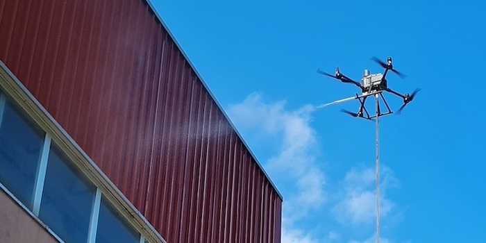 immagine di drone pulizia pareti verticali