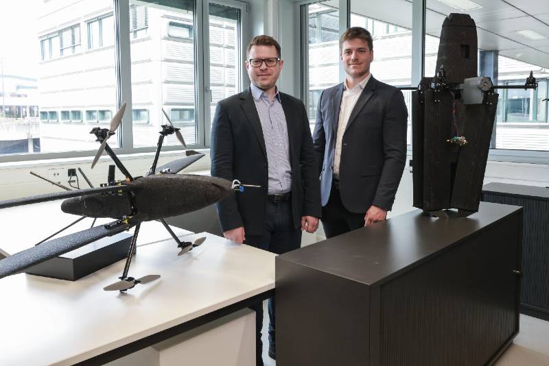 il morpho drone con Harry Vourtsis e Nathan Müller. ©EPFL/Alain Herzog
