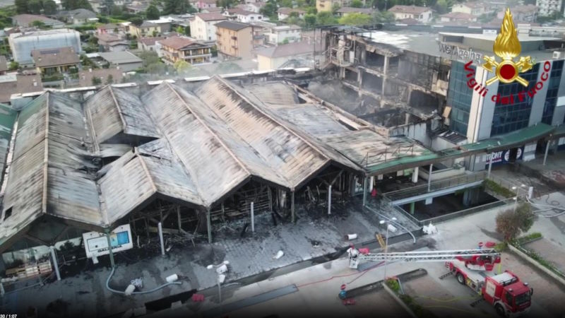 i resti del centro commerciale le vele di desenzano del garda dopo l'incendio