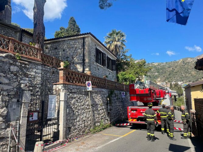 immagine di vigili fuoco recupero drone taormina w