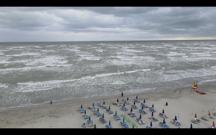 immagine di sorvolo spiagga droni