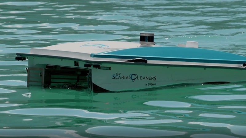 drone pixie mangia rifiuti galleggianti nell'acqua