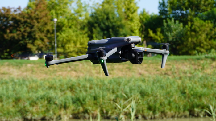 immagine di dji air3 in volo