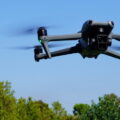 drone-dji-air3-in-volo
