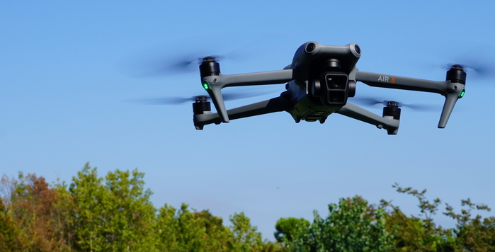 drone-dji-air3-in-volo
