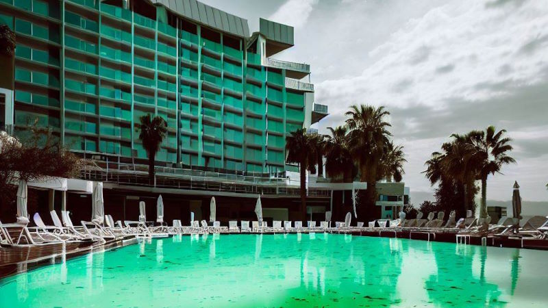 usa pilota arrestato per aver gettato del colorante nelle piscine dei dintorni