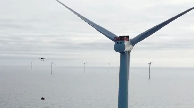 drone effettua consegna su pala eolica nel mare del nord